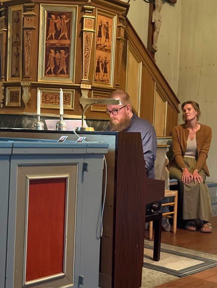 Kantor Alfred Ragnar stod för kvällens musik – barnvisor komponerade av Bruno Liljefors yngre bror Reuben. En fantastisk kväll i Bruno Liljefors anda.
