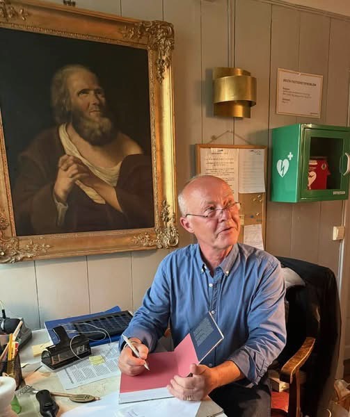 För en välbesökt kyrka berättade författaren Fredrik Sjöberg, med utgångspunkt från sin bok, medryckande och kunnigt om Bruno Liljefors liv.