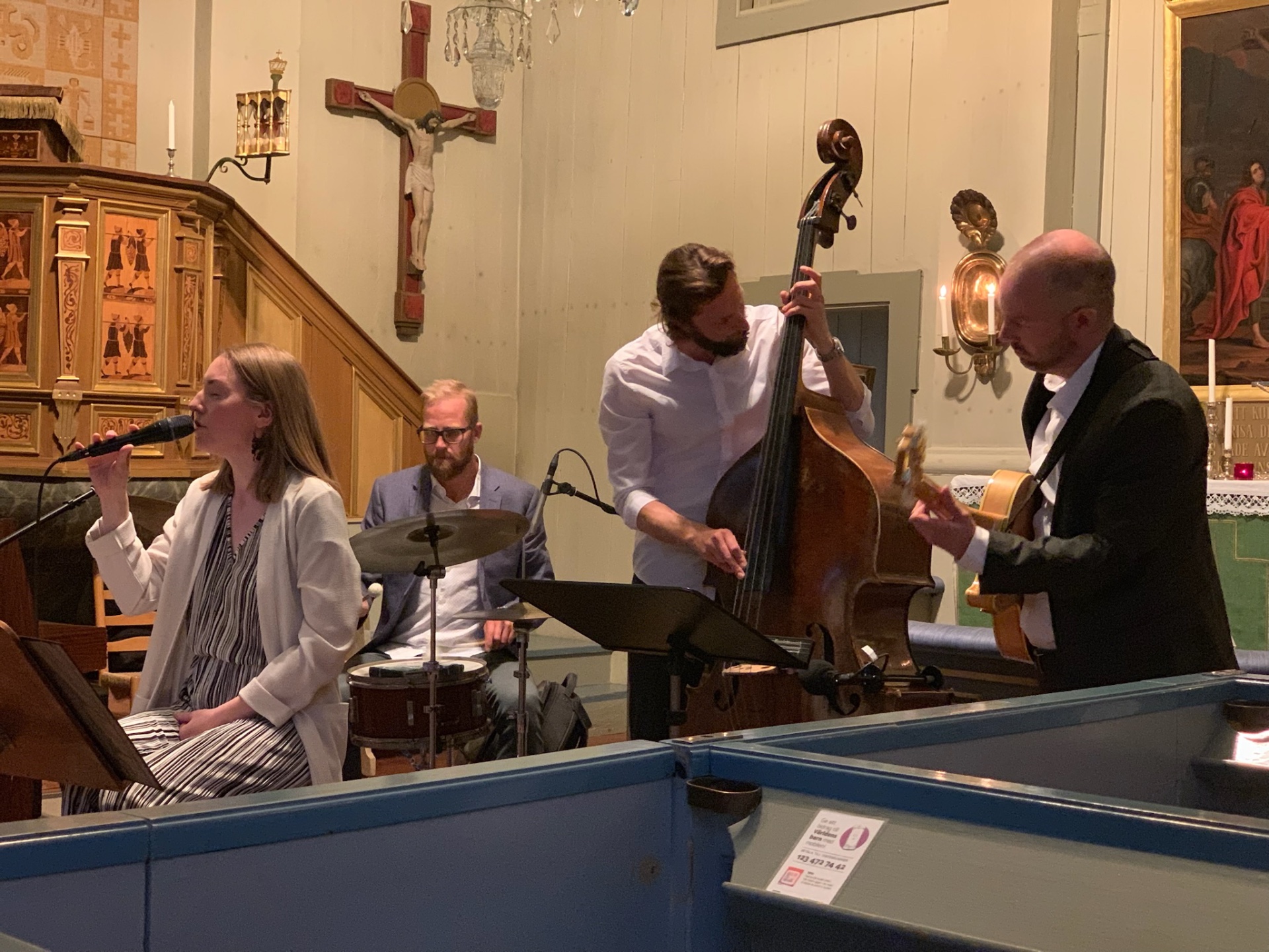 Konsert med sång och kontrabas i Dalarö kyrka
